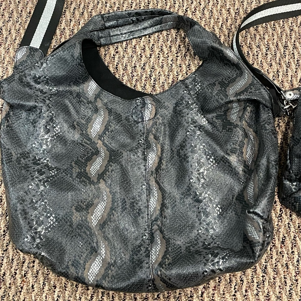 NEW Snakeskin tote bag with detachable makeup bag inside - Picture 4 of 7